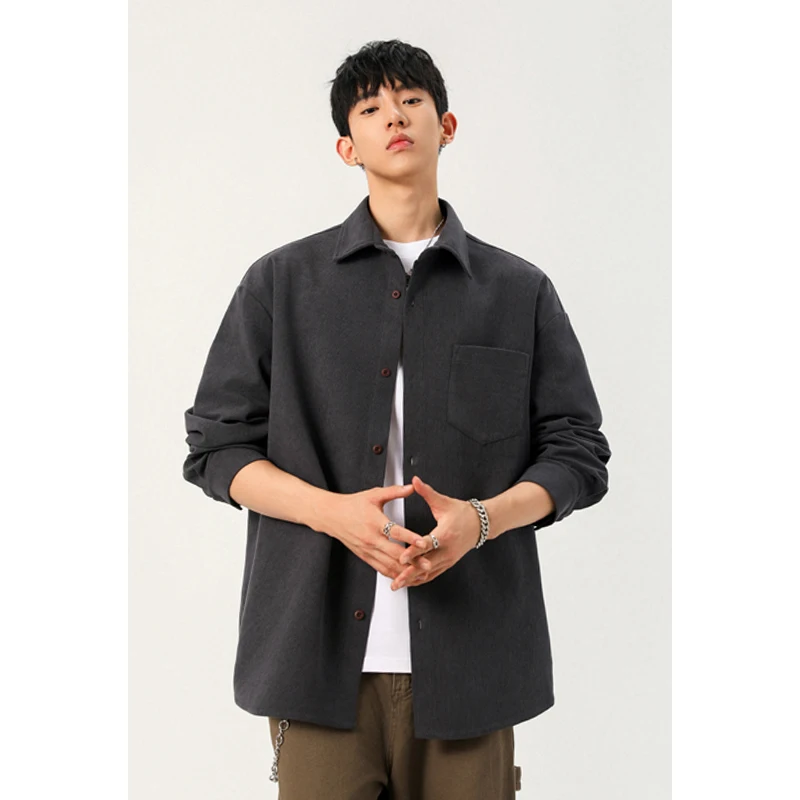 Corduroy Button Up Shirt Men - 男性用、ボタンダウン、コーデュロイ素材、襟付き、胸ポケット付き、ゆったりとしたシルエット。アウトドアでの散歩や普段使いに最適。